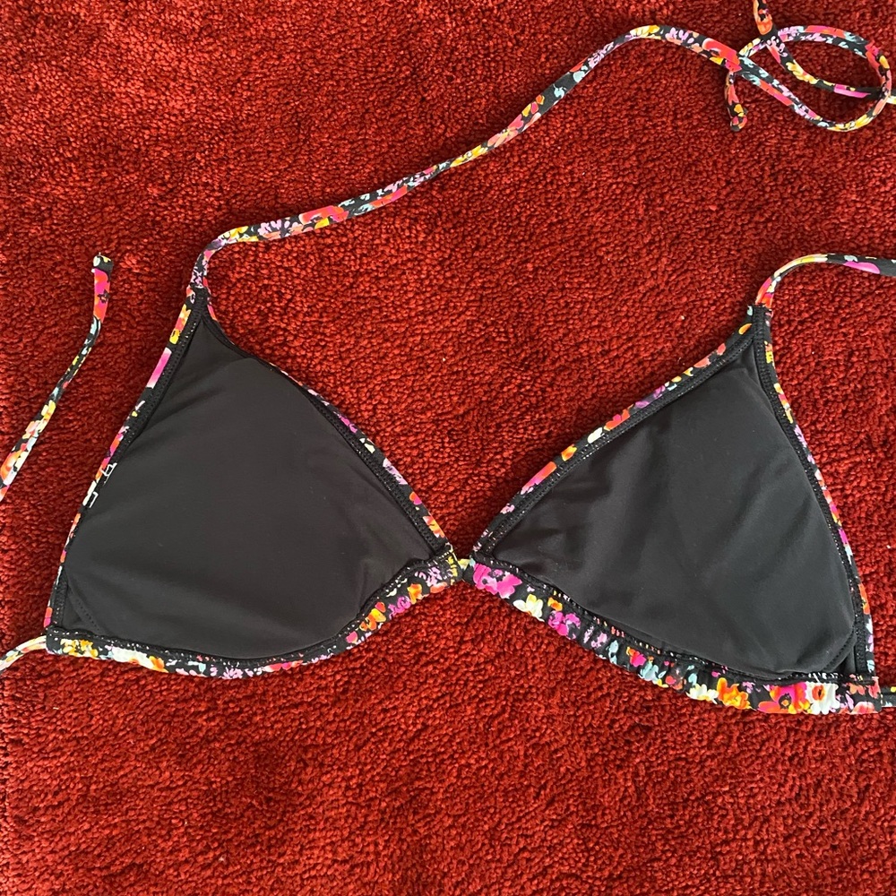 Flower bikini too - Picture 2 of 2